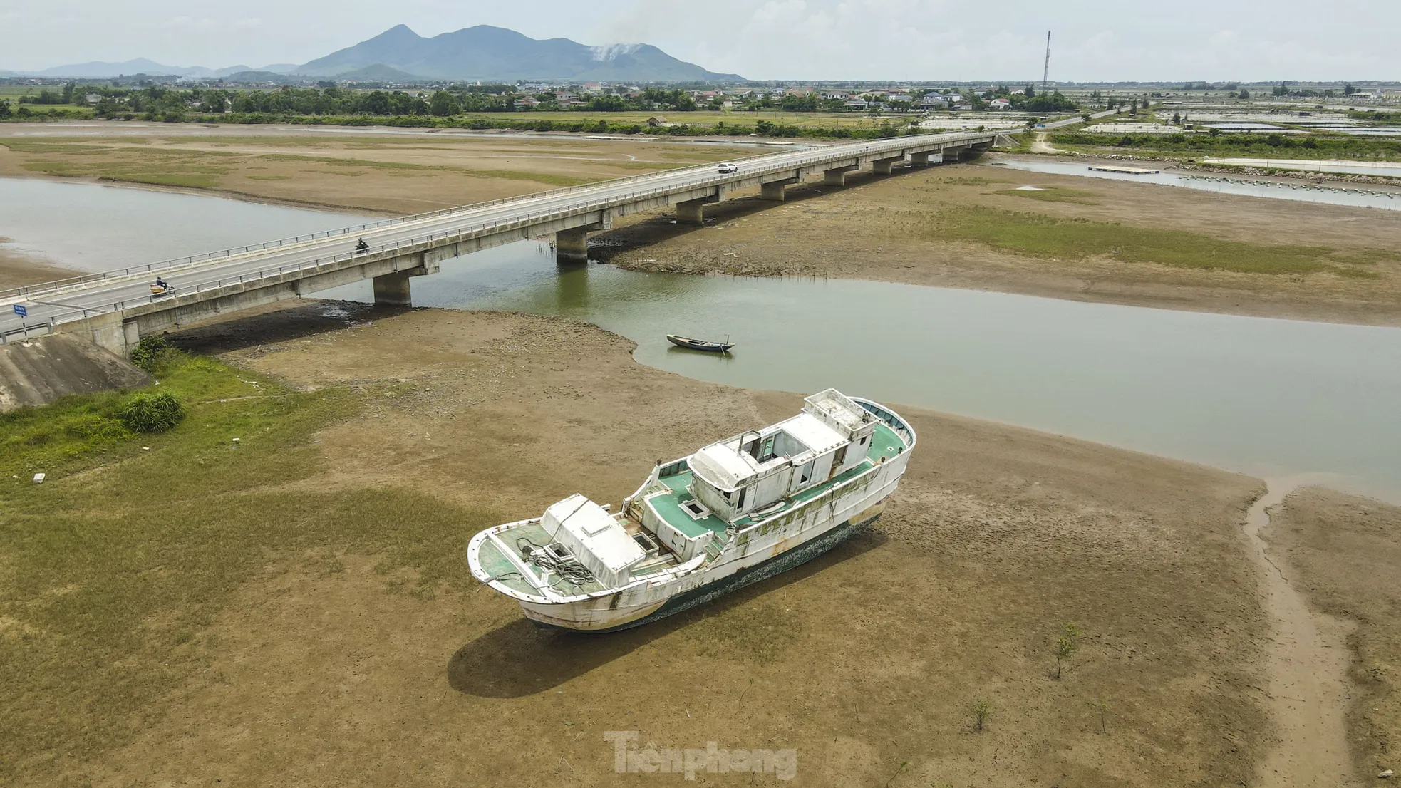 Xác 'tàu ma' nằm ngổn ngang dọc cửa sông, khu neo đậu ở Hà Tĩnh - 1