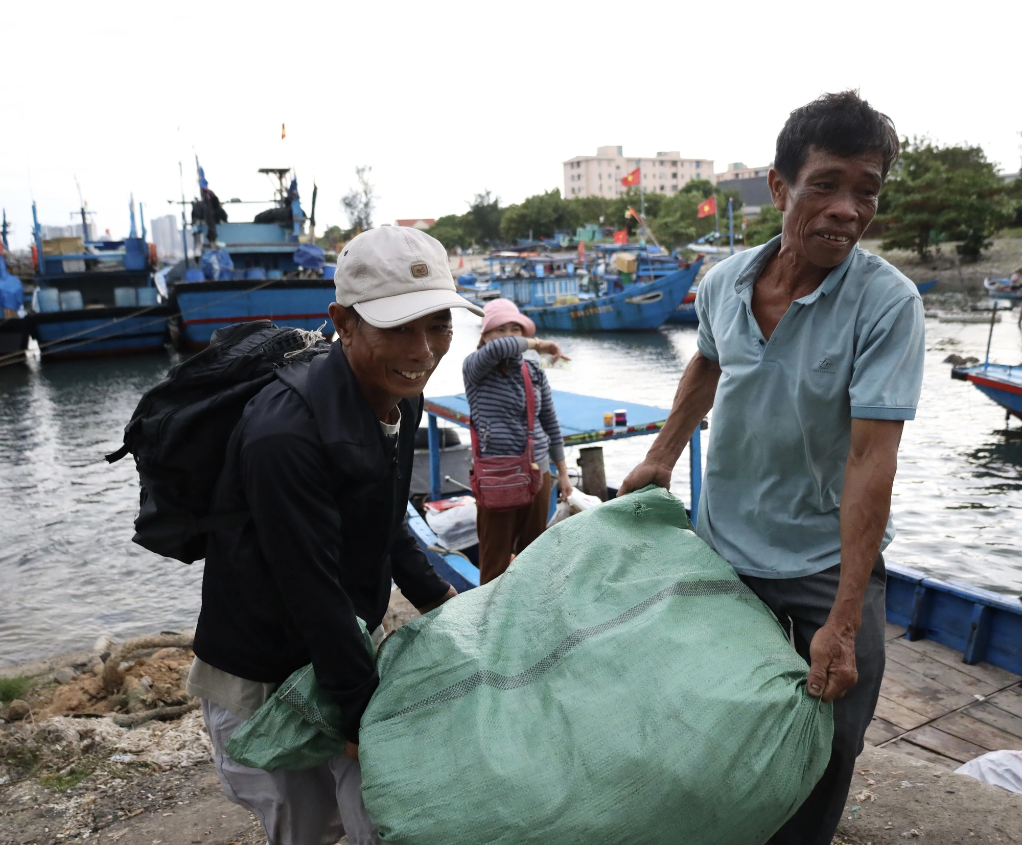 Bão số 5: Ngư dân miền Trung tất tả bốc cá, rời tàu về quê tránh bão- Ảnh 3.