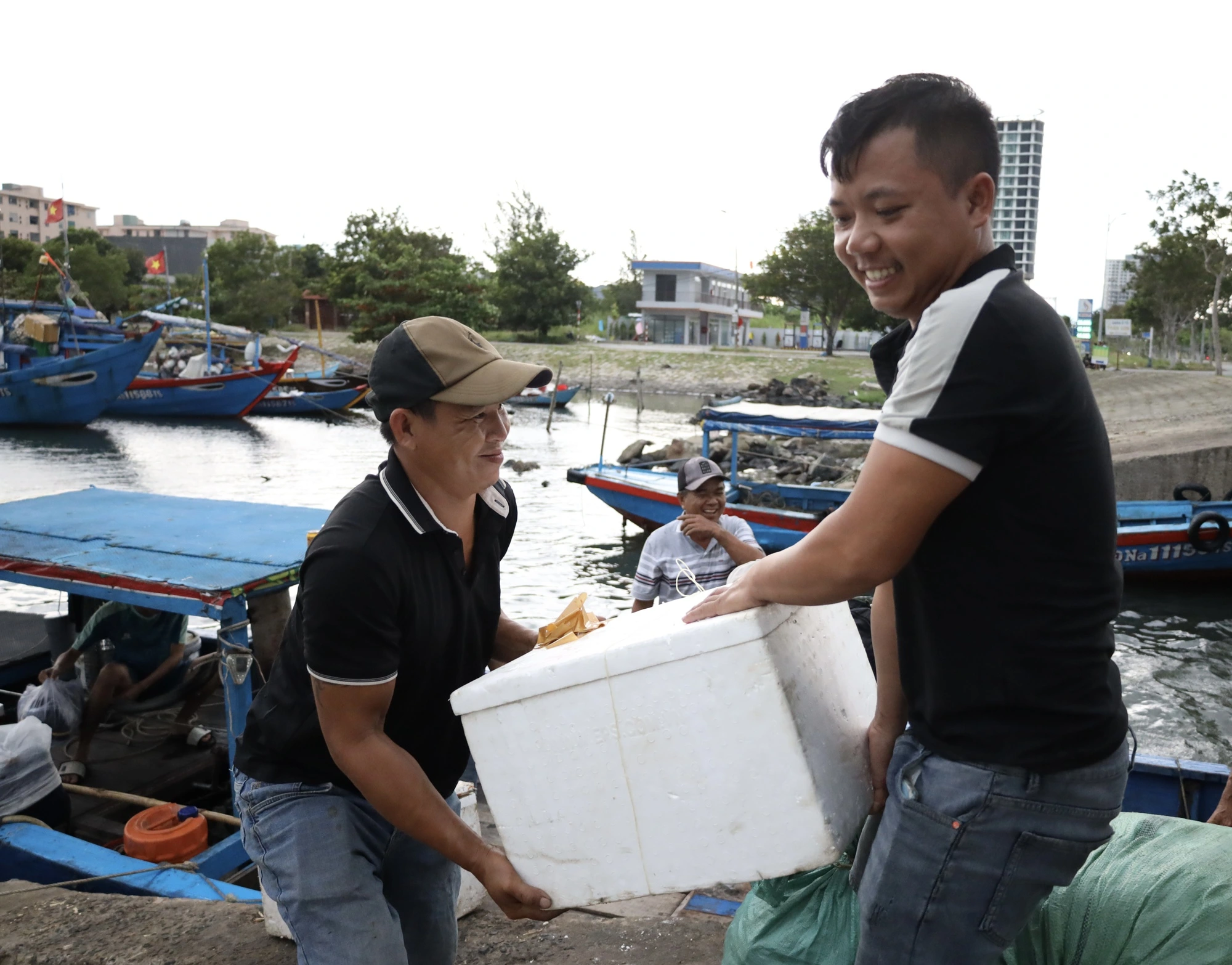 Bão số 5: Ngư dân miền Trung tất tả bốc cá, rời tàu về quê tránh bão- Ảnh 4.