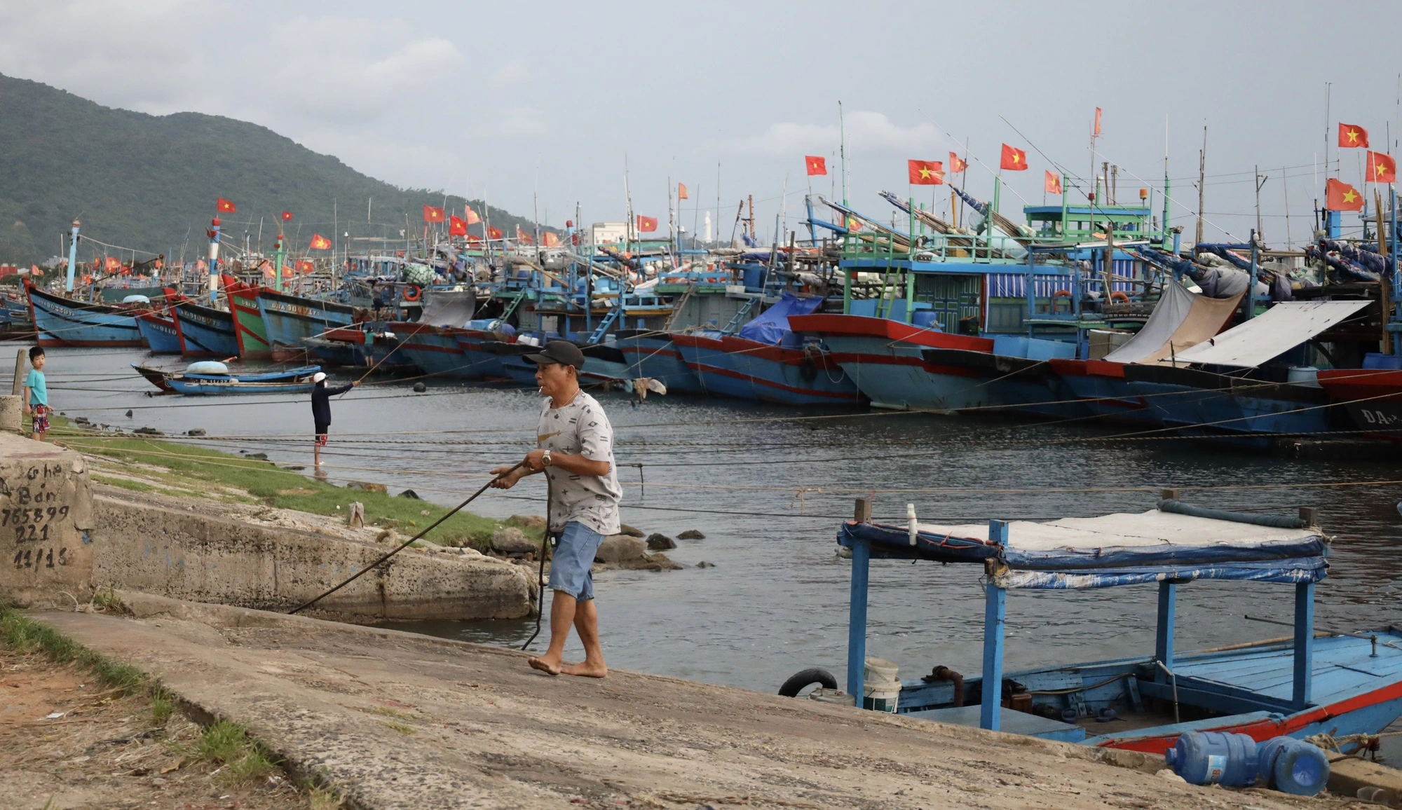 Bão số 5: Ngư dân miền Trung tất tả bốc cá, rời tàu về quê tránh bão- Ảnh 5.