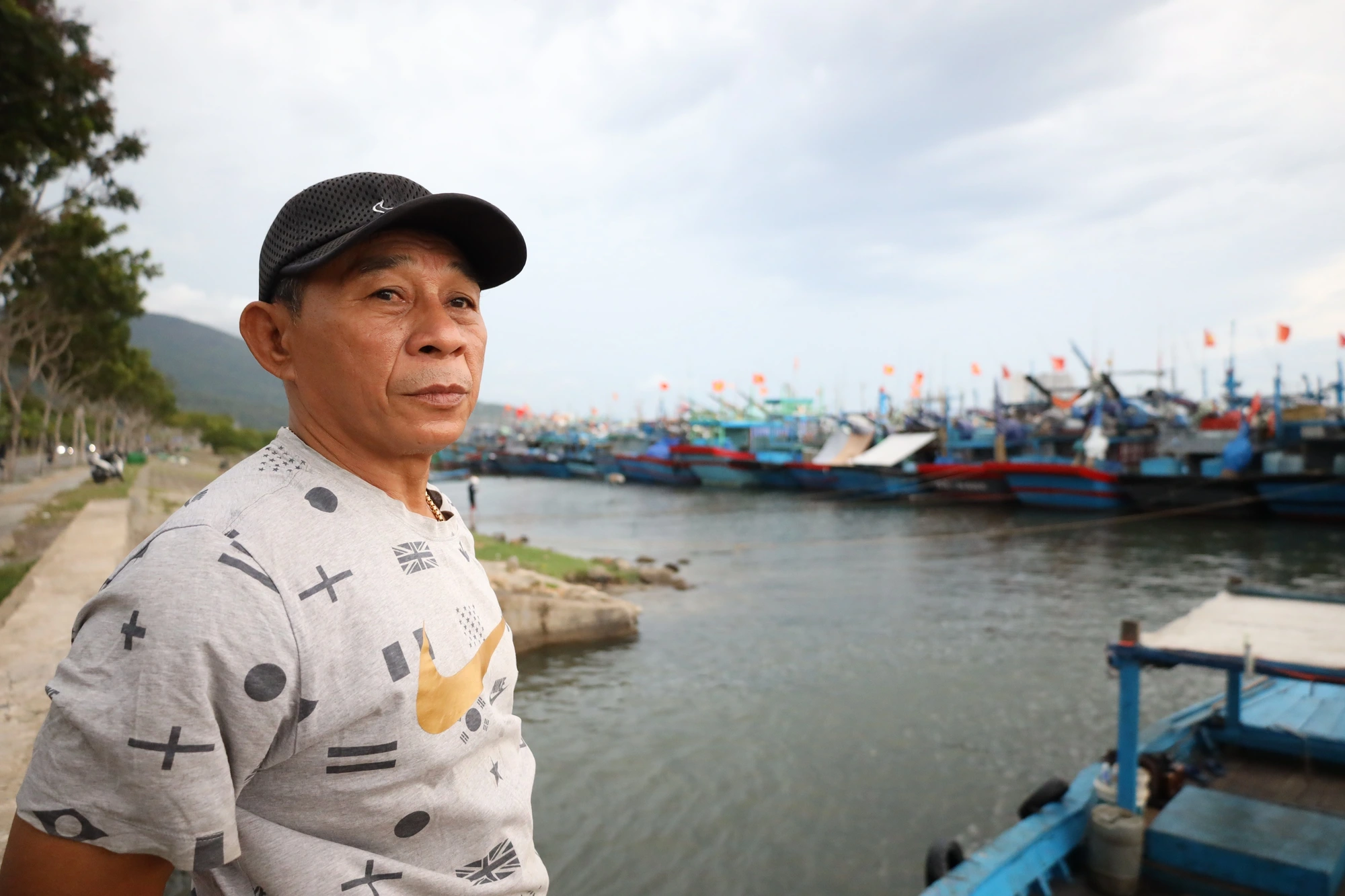 Bão số 5: Ngư dân miền Trung tất tả bốc cá, rời tàu về quê tránh bão- Ảnh 6.