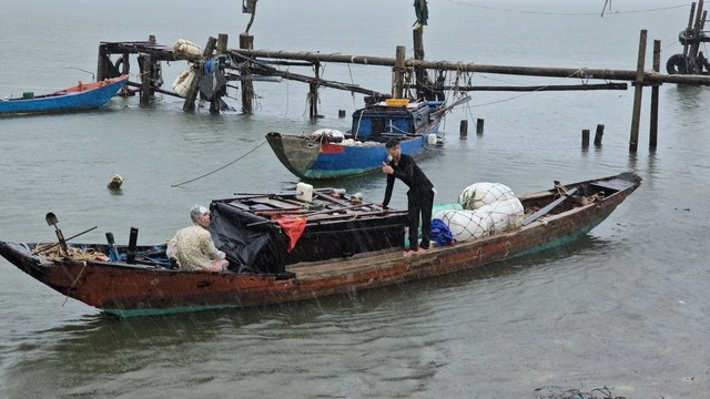 Bão số 5: Tàu rời âu thuyền trước bão, biên phòng Quảng Trị vận động quay lại- Ảnh 2. Bão số 5: Tàu rời âu thuyền trước bão, biên phòng Quảng Trị vận động quay lại- Ảnh 2.