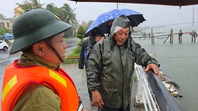 Bão số 5: Tàu rời âu thuyền trước bão, biên phòng Quảng Trị vận động quay lại- Ảnh 4. Bão số 5: Tàu rời âu thuyền trước bão, biên phòng Quảng Trị vận động quay lại- Ảnh 4.