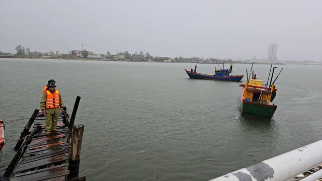 Bão số 5: Tàu rời âu thuyền trước bão, biên phòng Quảng Trị vận động quay lại- Ảnh 7. Bão số 5: Tàu rời âu thuyền trước bão, biên phòng Quảng Trị vận động quay lại- Ảnh 7.