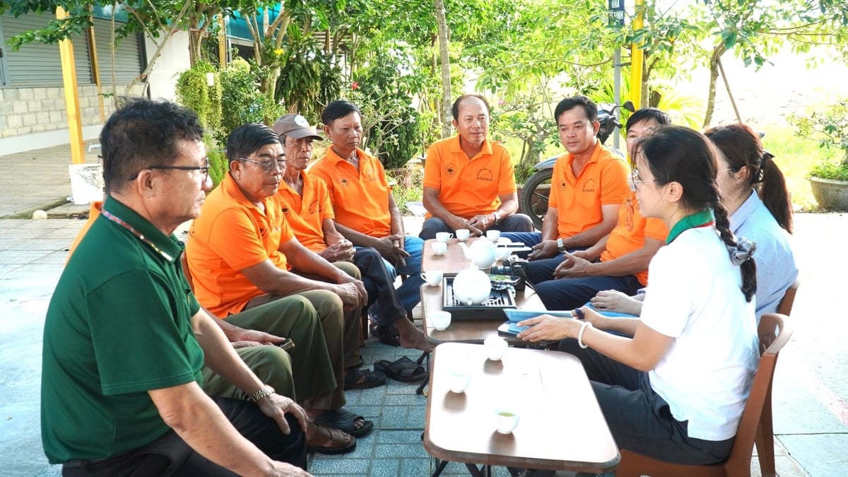 Thành viên Hội quán Biển Vàng xã Tân Thành họp cùng cán bộ kỹ thuật, trao đổi kế hoạch tuần tra và bảo vệ nguồn lợi thủy sản theo mô hình đồng quản lý. Ảnh: Trần Phi.