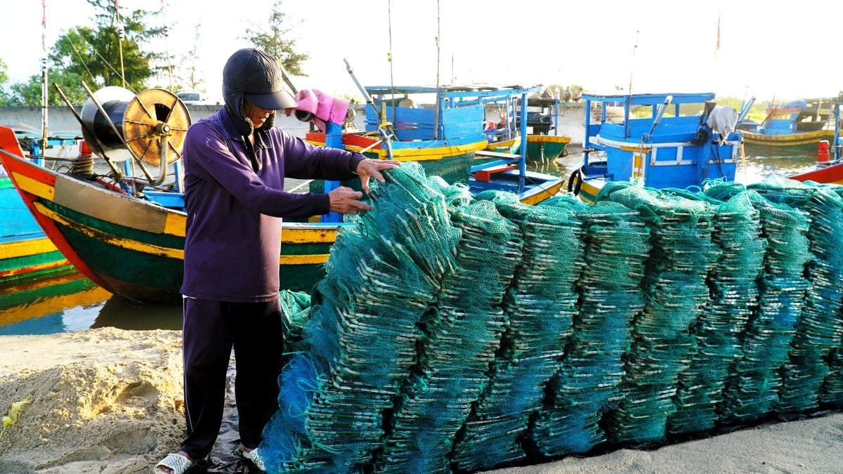 Ngư dân chuẩn bị các cụm chà trước khi đưa xuống biển, một phần trong hoạt động phục hồi sinh thái và phát triển sinh kế bền vững theo mô hình đồng quản lý. Ảnh: Trần Phi.