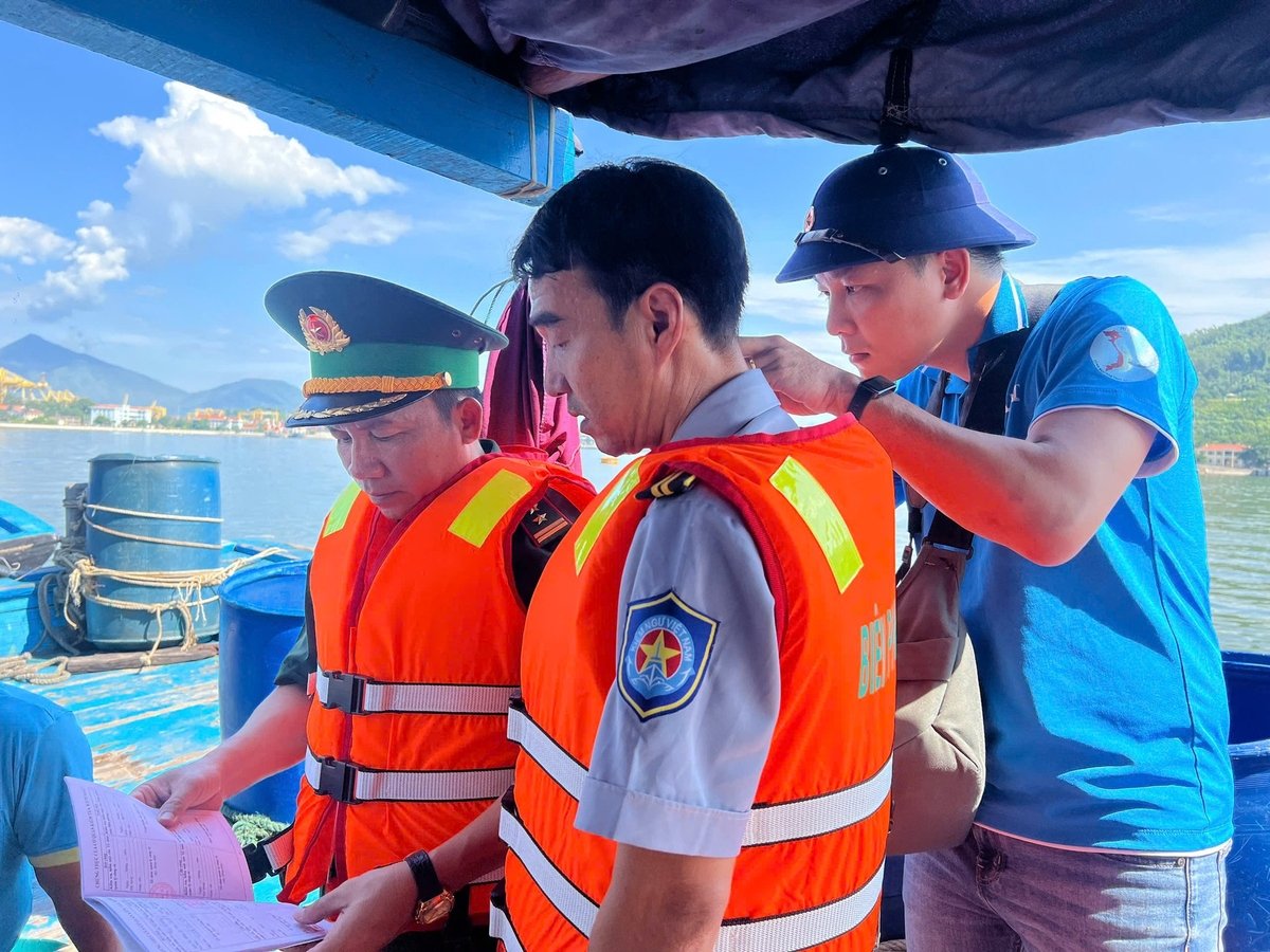 Các lực lượng có liên quan tiến hành kiểm tra và tuyên truyền ngư dân bám biển đúng pháp luật, góp phần bảo vệ chủ quyền biển đảo. Ảnh: Lan Anh.