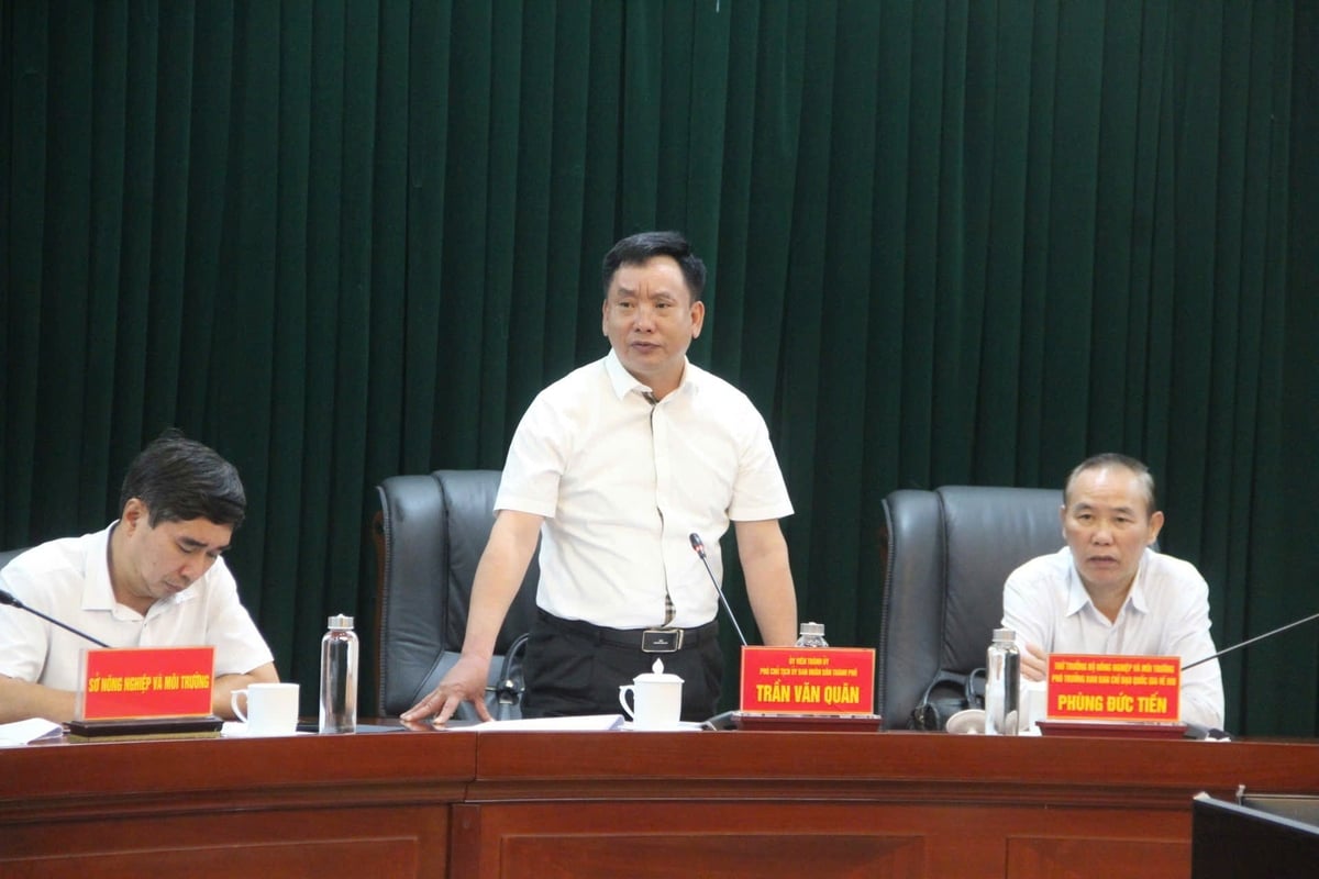 Ông Trần Văn Quân - Phó Chủ tịch UBND TP Hải Phòng tiếp thu các ý kiến chỉ đạo của Thứ trưởng Phùng Đức Tiến và yêu cầu các đơn vị và địa phương liên quan tập trung khắc phục trong vòng 1 tháng. Ảnh: Đinh Mười.