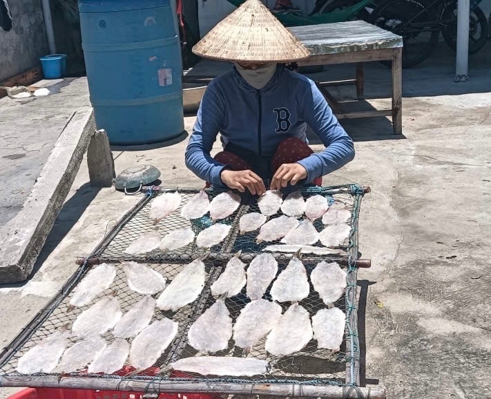 Chị Thanh tranh thủ trời nắng để phơi cá