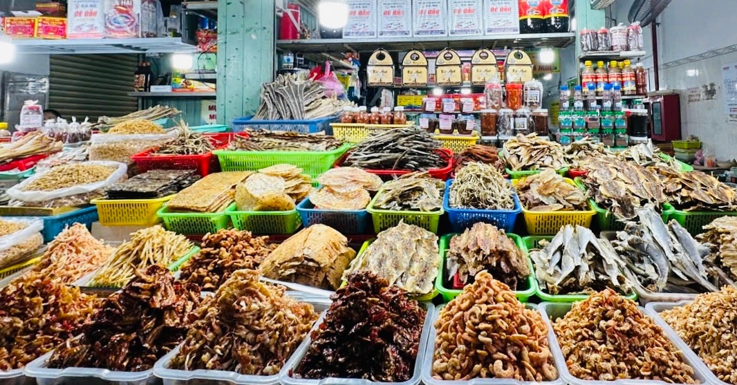 Đa dạng các loại hải sản khô được bán tại chợ Phan Thiết