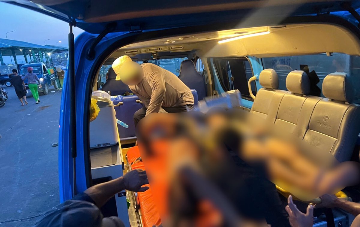 2 thuyền viên nguy kịch được xe cứu thương đưa đi cấp cứu. Ảnh: Duy Tuấn 