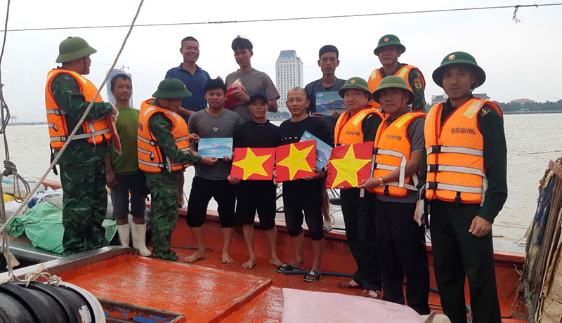 Lực lượng Bộ đội Biên phòng trao tặng cờ Tổ quốc cho các chủ tàu, động viên ngư dân Đồng Hới ra khơi.