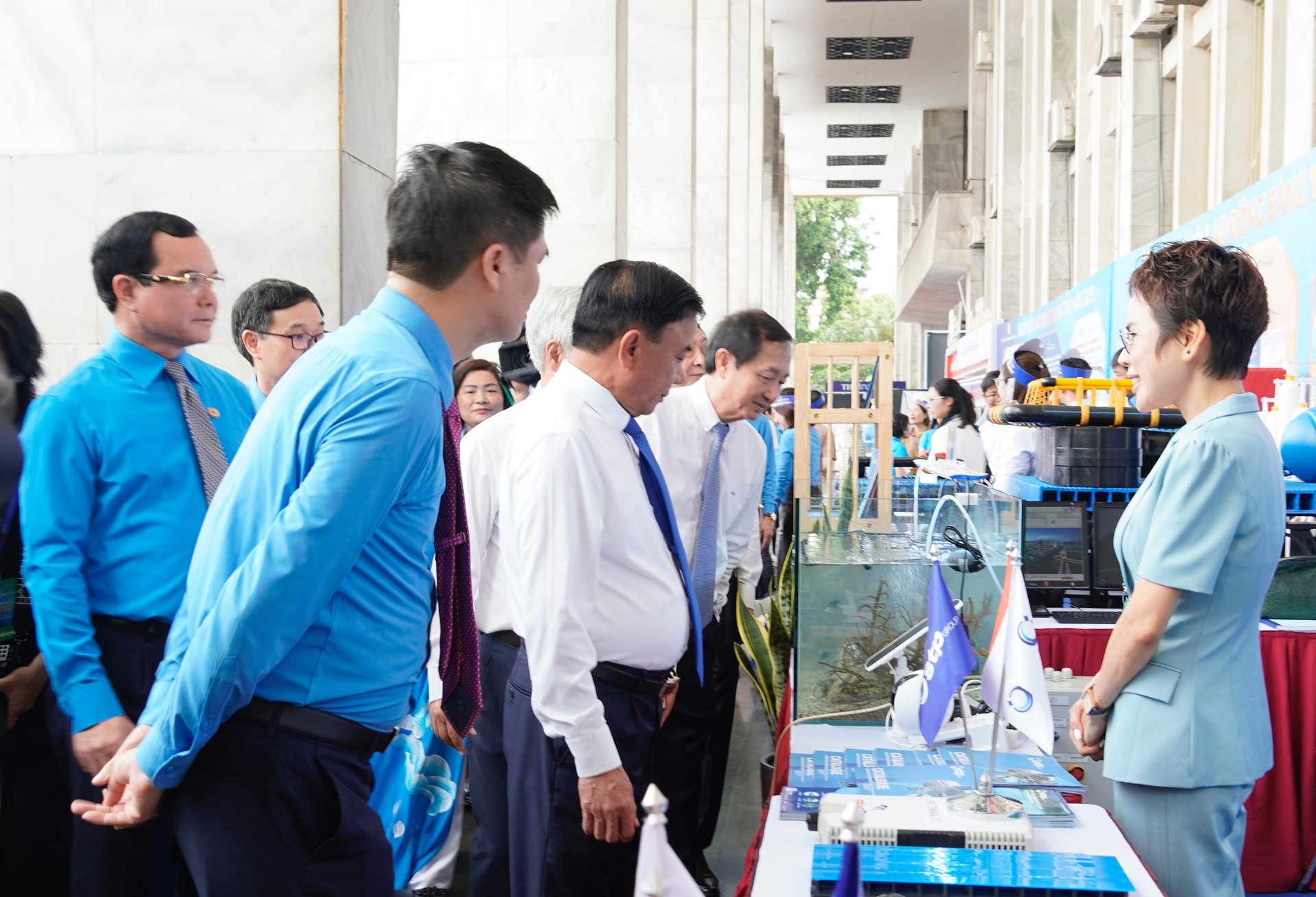 Các đồng chí lãnh đạo tham quan gian hàng trưng bày các sản phẩm khoa học công nghệ và đổi mới sáng tạo của STP Group. Ảnh: Hồng Thắm.