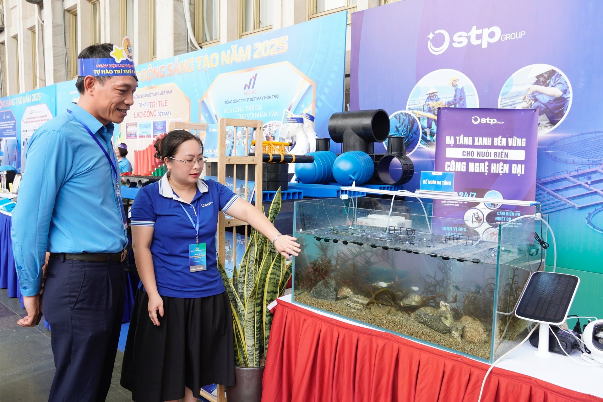Nhiều đại biểu tham gia Ngày hội Lao động sáng tạo toàn quốc 2025 quan tâm đến mô hình nuôi biển đa tầng của STP Group. Ảnh: Hồng Thắm.