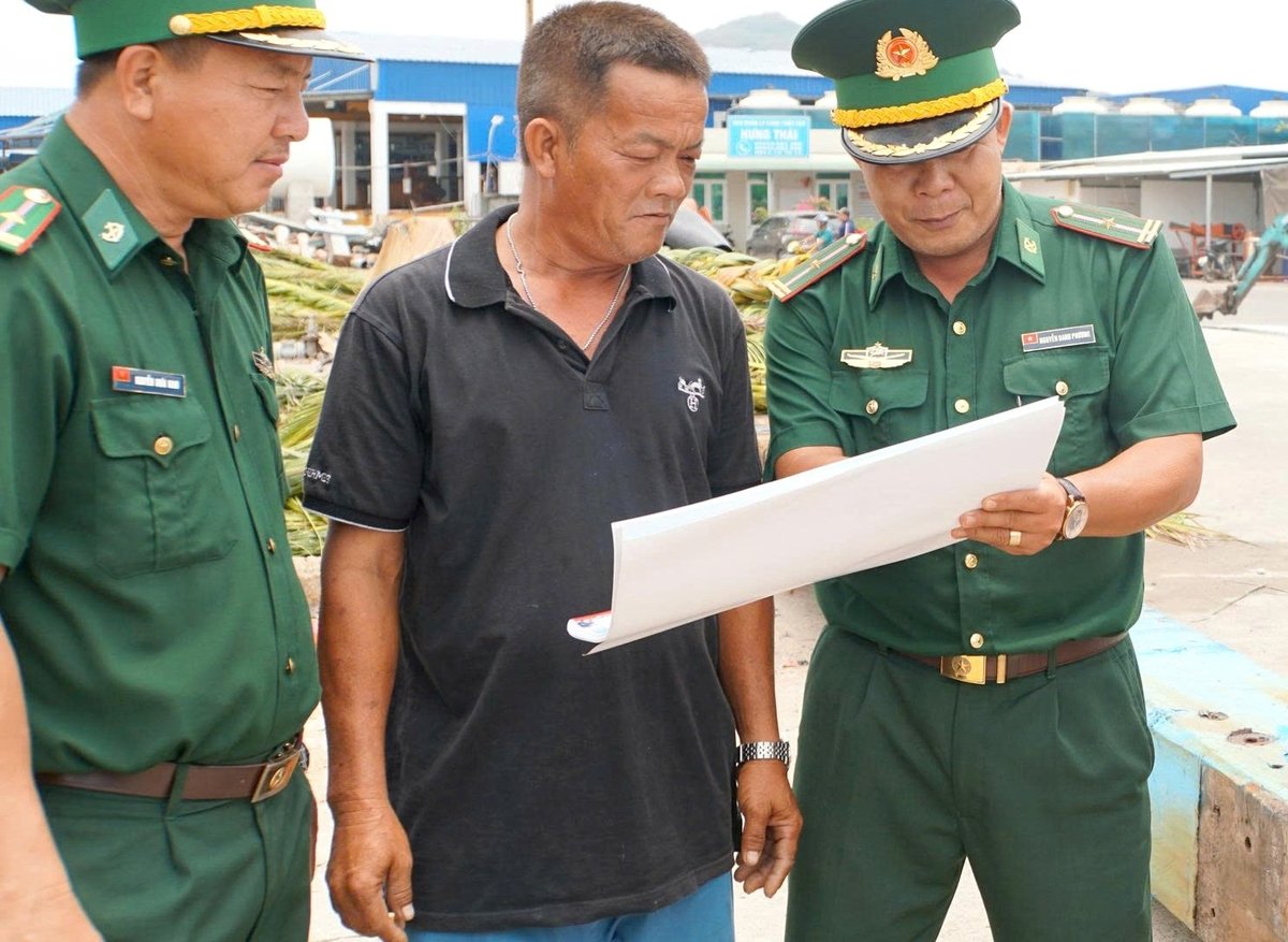 Bộ đội biên phòng tuyên truyền về chống khai thác IUU cho ngư dân. Ảnh: Nguyễn Thủy.