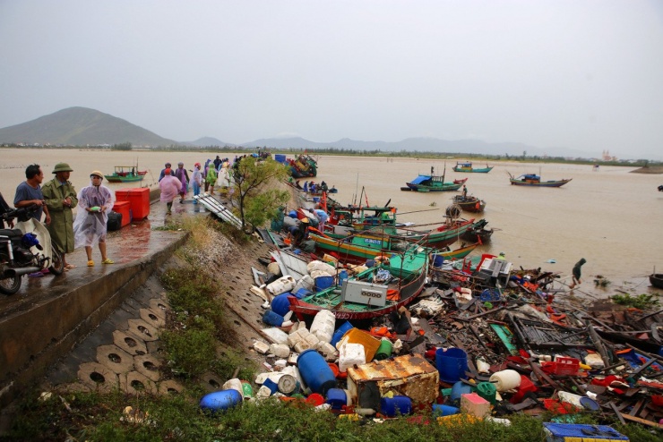 Khu neo đậu tàu thuyền tan hoang sau bão số 5.