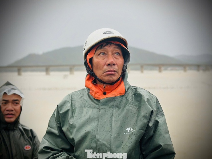 Ông Việt bàng hoàng kể lại khoảnh khắc trong khi bão số 5 đổ bộ.