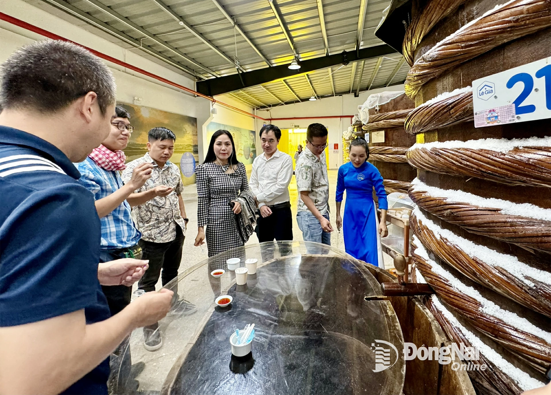 Du khách thưởng thức nước mắm, sản phẩm OCOP 5 sao cấp quốc gia tại Công ty TNHH Thực phẩm và thương mại dịch vụ Lê Gia.