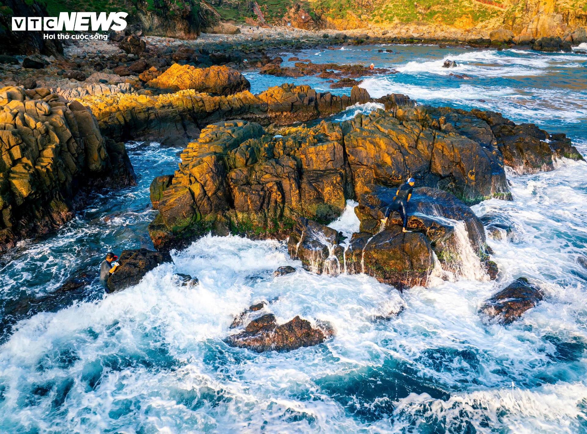 Chênh vênh đu gành, bám đá cạo rong mứt ở biển Gia Lai - 14
