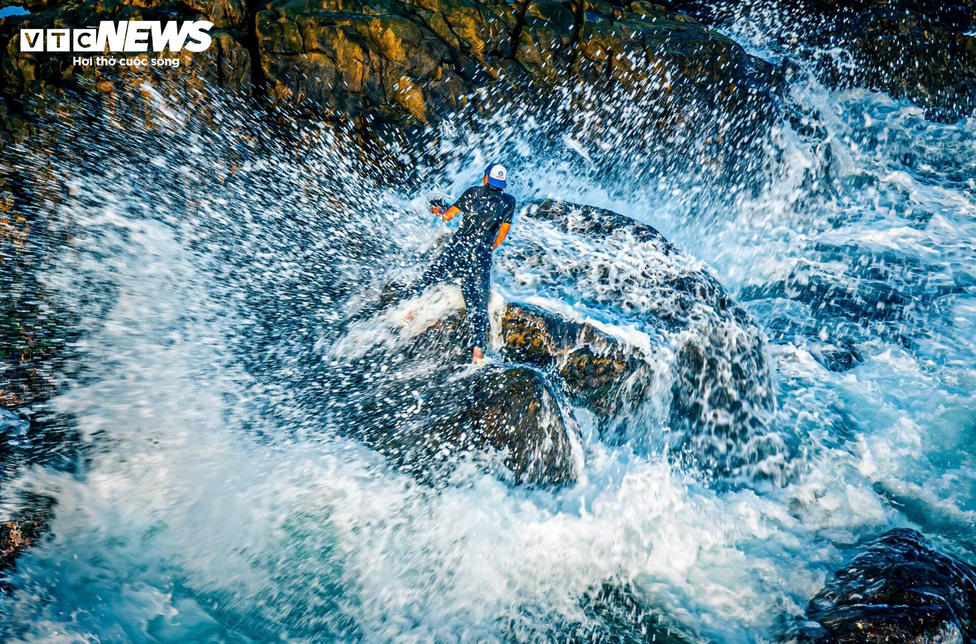 Chênh vênh đu gành, bám đá cạo rong mứt ở biển Gia Lai - 5