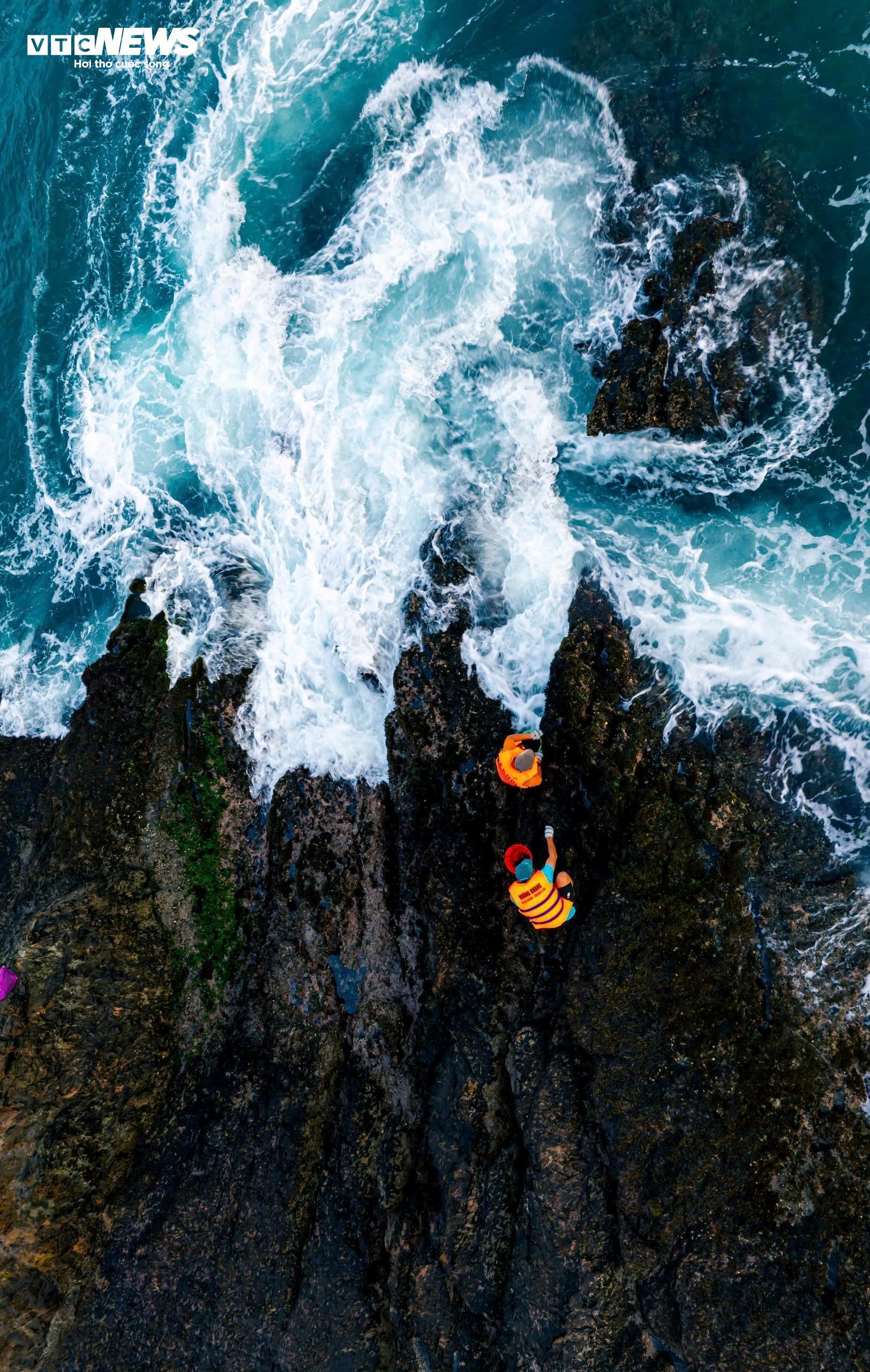 Chênh vênh đu gành, bám đá cạo rong mứt ở biển Gia Lai - 8