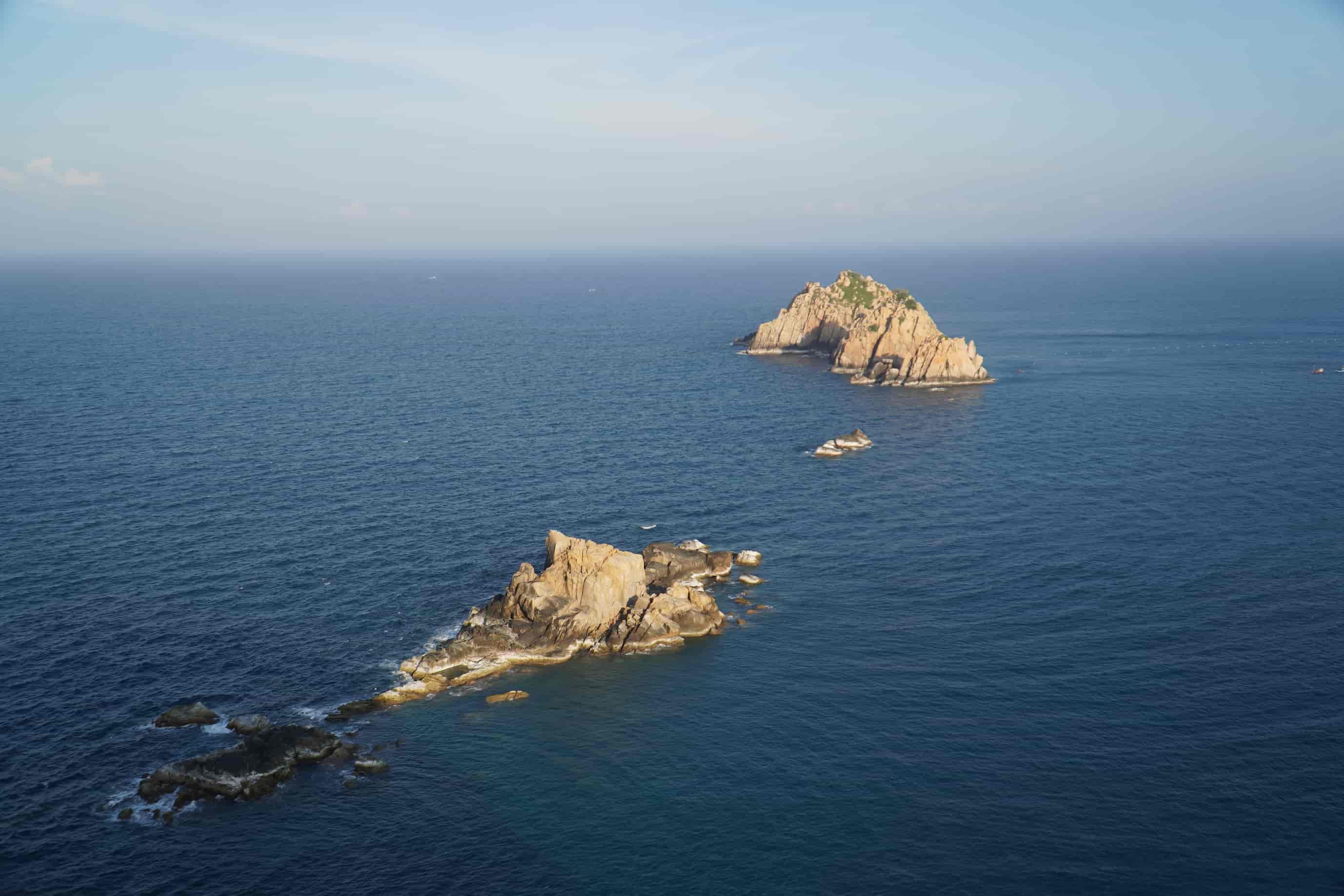 Bích Đầm mang một vẻ đẹp hiếm có, với con đường ven biển bao quanh xóm nhỏ, biển xanh ngắt, hiền hòa. Ảnh: Hữu Long