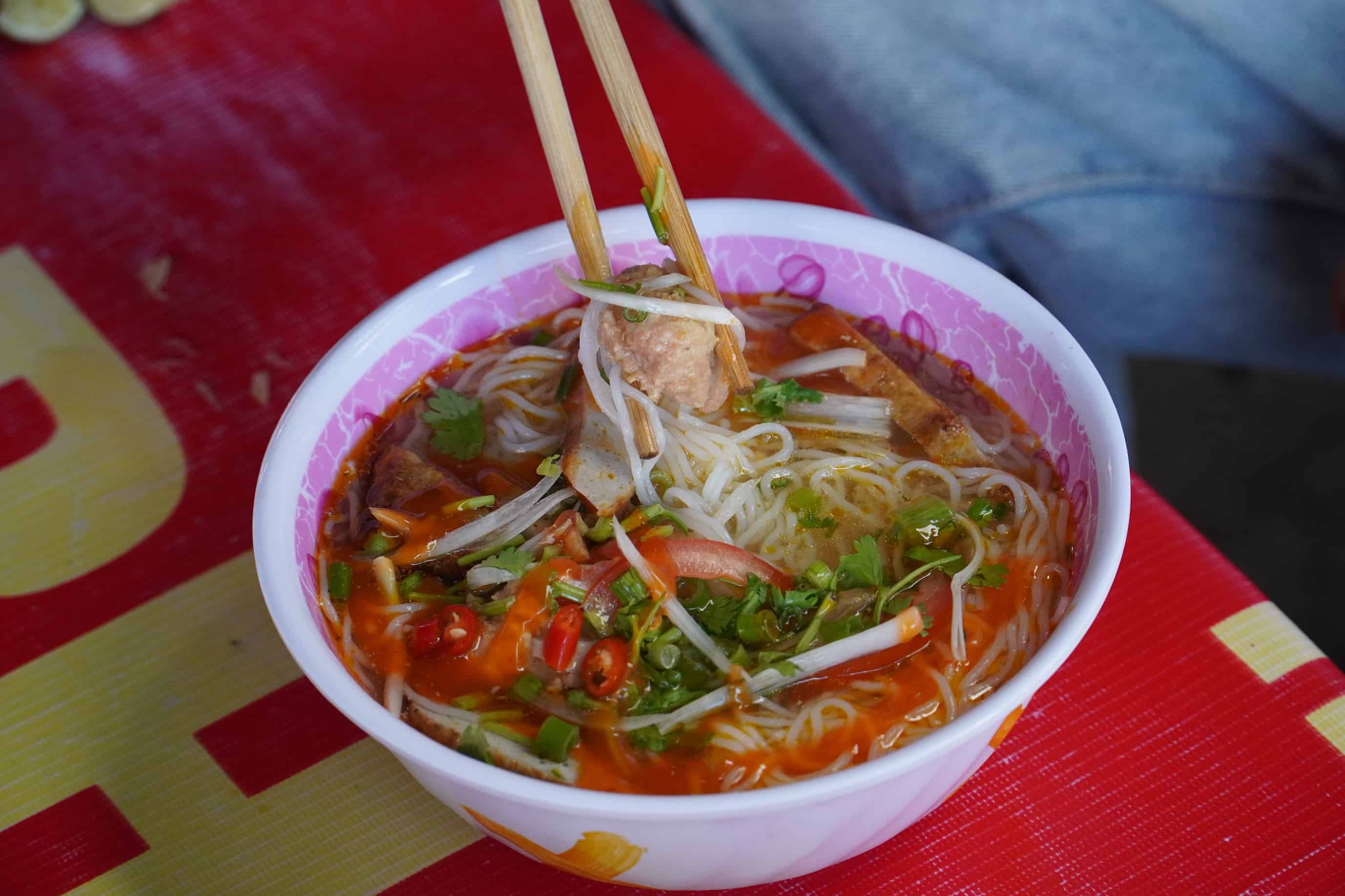 Du khách đến Bích Đầm cũng đừng quên thưởng thức những món ngon từ các loại hải sản trong đó có món bún cá. Ảnh: Hữu Long