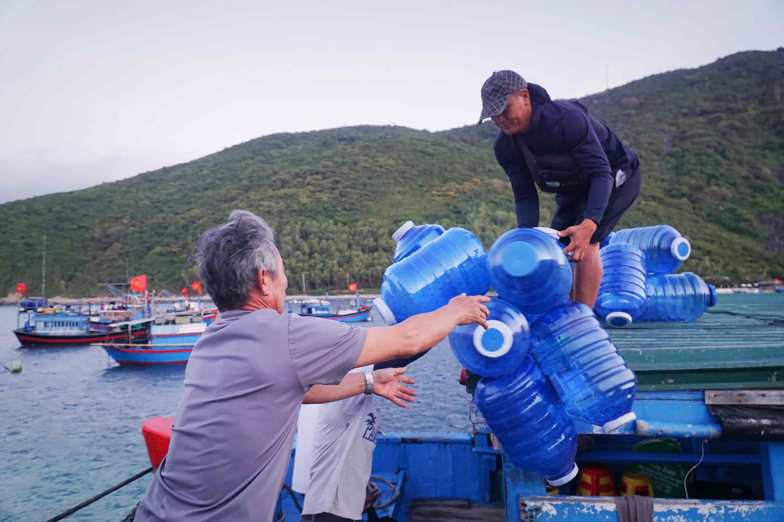 Cuộc sống hằng ngày của người dân trên đảo Bích Đầm. Ảnh: Ảnh: Hữu Long
