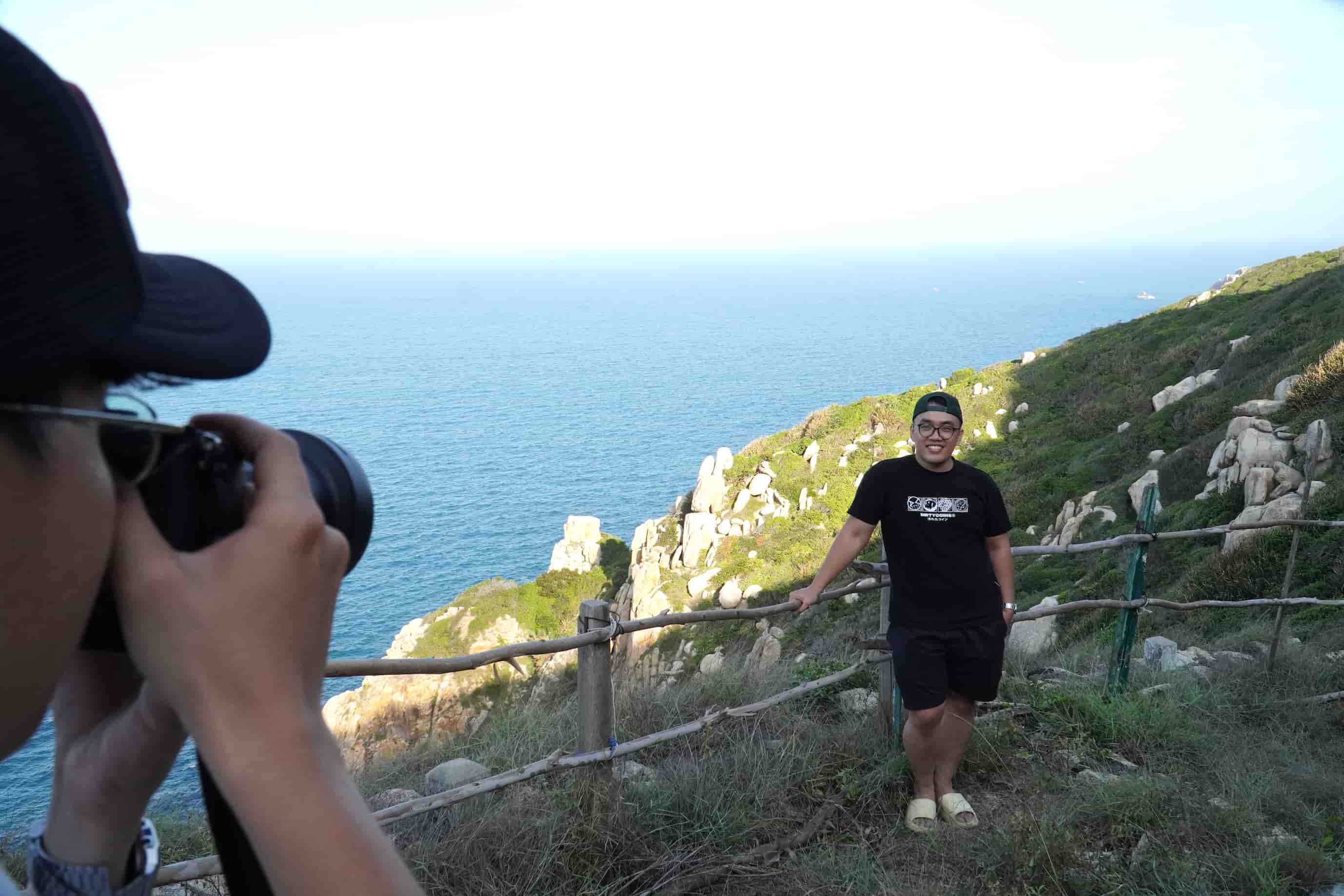 Bích Đầm mang một vẻ đẹp hiếm có, với con đường ven biển bao quanh xóm nhỏ, người dân hiền hòa. Ảnh: Hữu Long