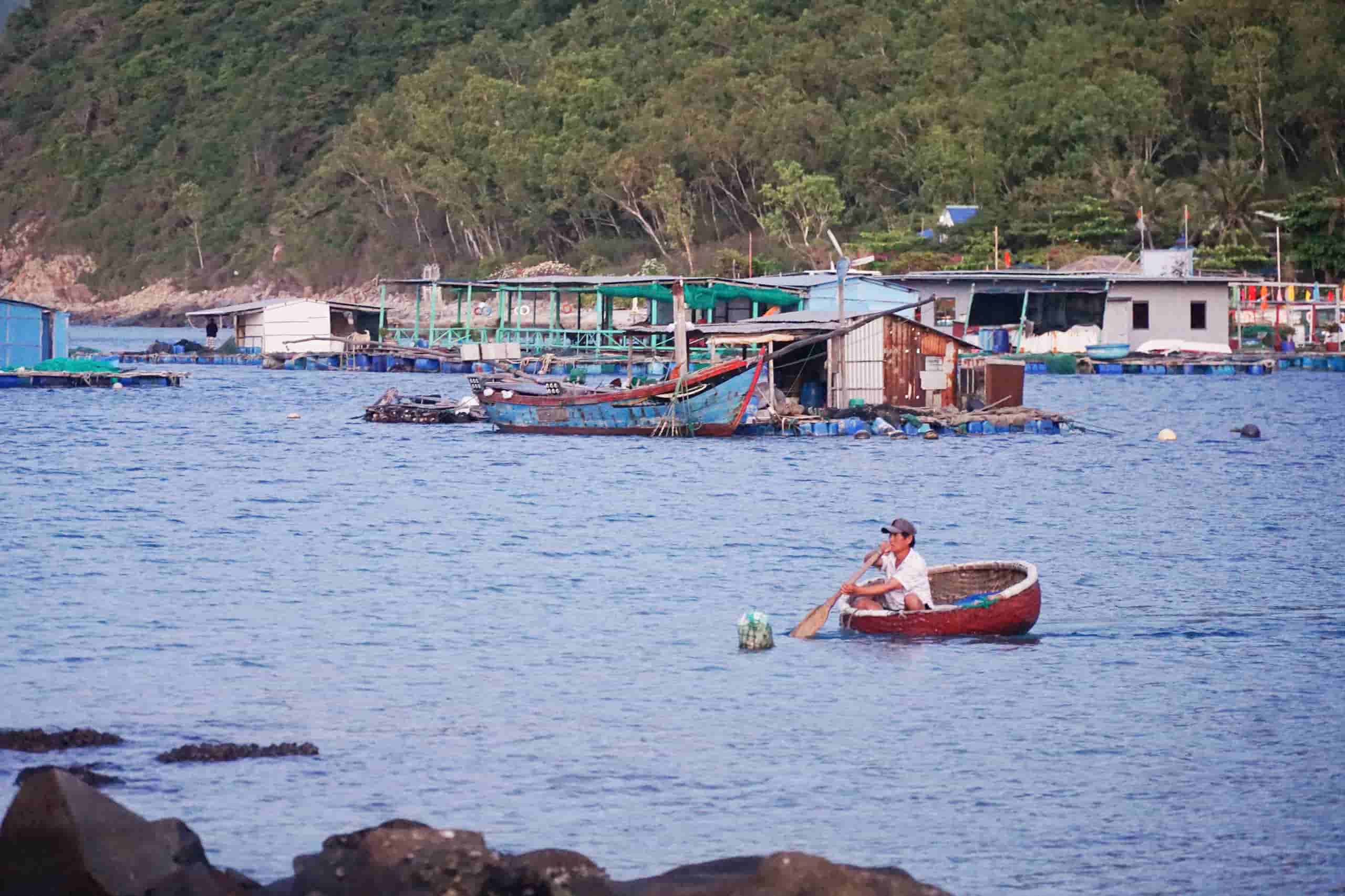 Để đến được Bích Đầm, du khách có thể liên hệ với tàu của ngư dân tại cảng dân sinh Phú Quý để xin đi cùng. Ảnh: Hữu Long