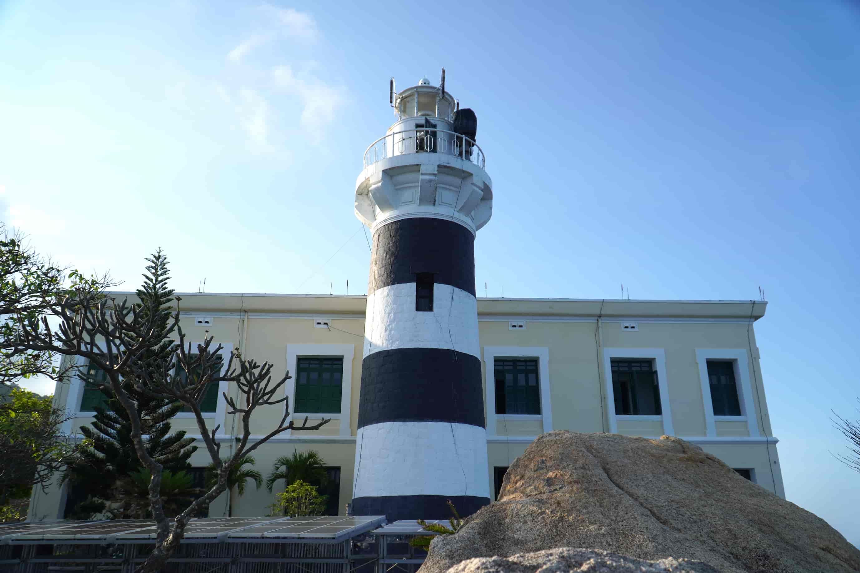 Anh Bùi Quốc Toàn và những người bạn khám phá và chụp ảnh tại Hải đăng Hòn Lớn, là một trong những ngọn hải đăng cổ nhất Việt Nam. Ảnh: Hữu Long