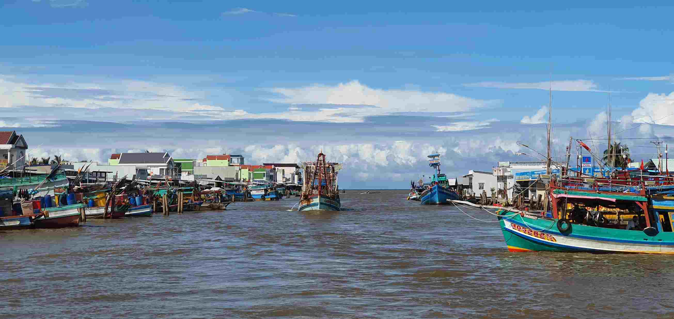 Tỉnh Cà Mau đẩy mạnh tuyên truyền song song với cương quyết xử lý vi phạm trong khai thác thuỷ sản. Ảnh: Nhật Hồ