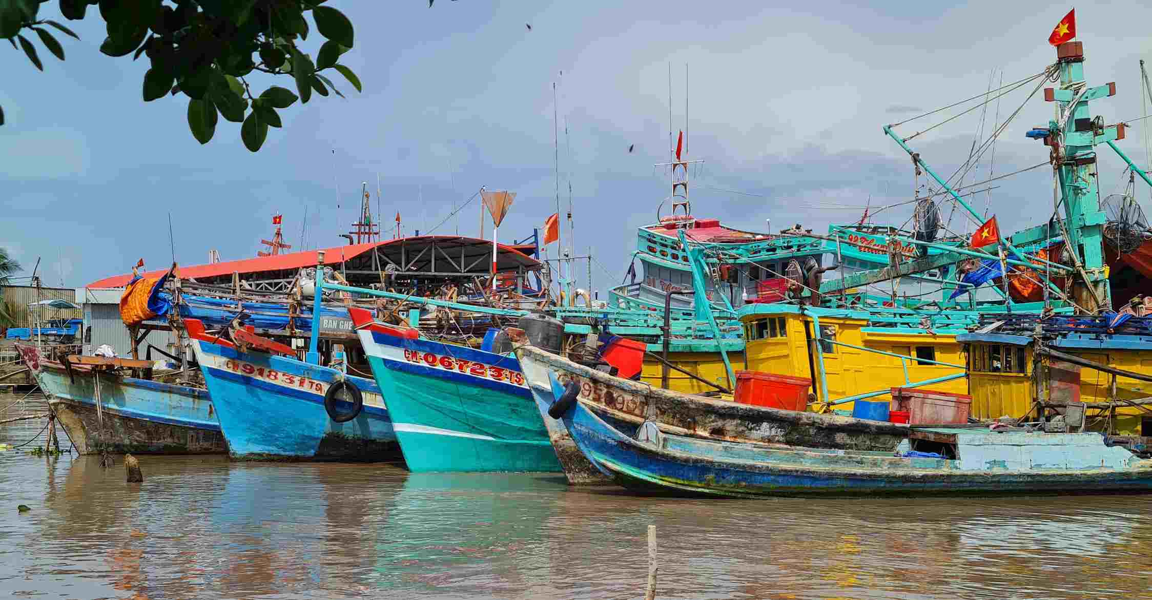 Cửa biển Sông Đốc, Cà Mau hầu hết tàu cá đều được tuyên truyền khai thác thuỷ sản. Ảnh: Nhật Hồ