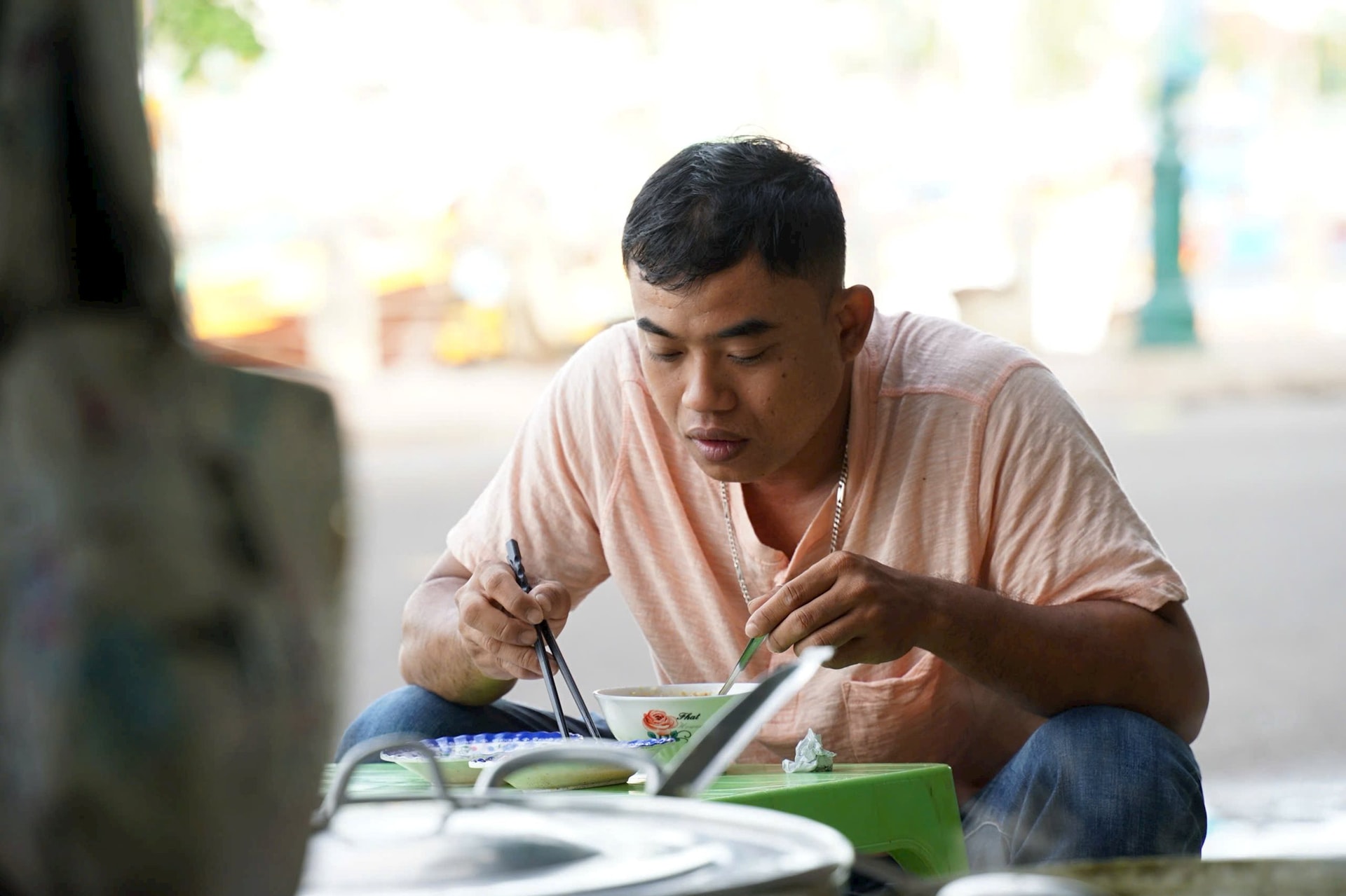 Anh Từ Ngọc Hồng Long, một khách hàng quen thuộc của quán cháo cá kho ở Phan Thiết