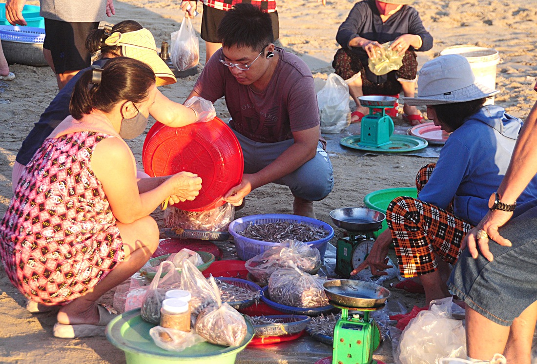Chợ cá lúc bình minh ven biển Đà Nẵng - Ảnh 2.