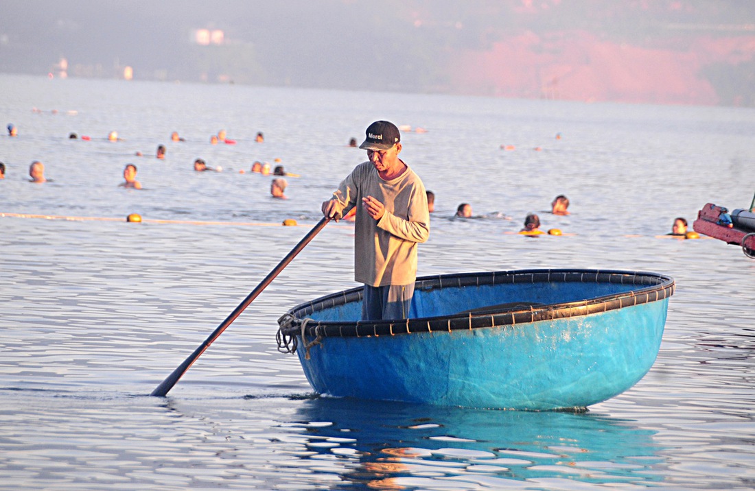 Chợ cá lúc bình minh ven biển Đà Nẵng - Ảnh 8.