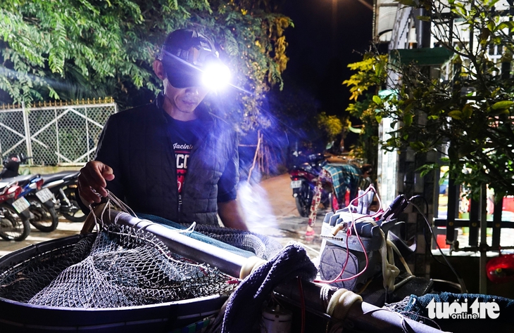 ‘Chợ ma’ cá đồng ở đầu nguồn An Giang nhộn nhịp vào mùa - Ảnh 2.