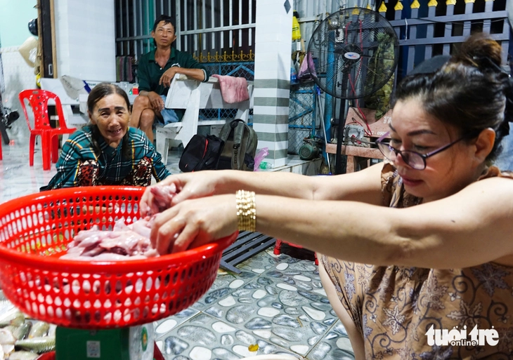 ‘Chợ ma’ cá đồng ở đầu nguồn An Giang nhộn nhịp vào mùa - Ảnh 6.