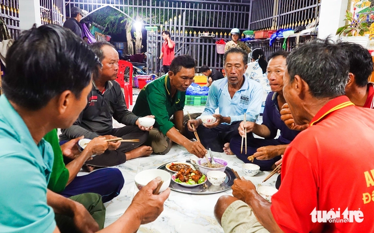 ‘Chợ ma’ cá đồng ở đầu nguồn An Giang nhộn nhịp vào mùa - Ảnh 9.