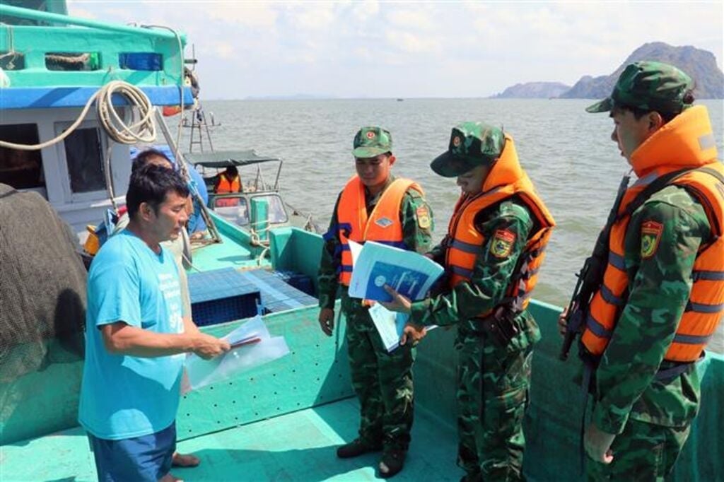 Bộ đội Biên phòng kiểm tra tàu cá hoạt động khai thác đánh bắt trên ngư trường. Ảnh: Văn Danh. Bộ đội Biên phòng kiểm tra tàu cá hoạt động khai thác đánh bắt trên ngư trường. Ảnh: Văn Danh.