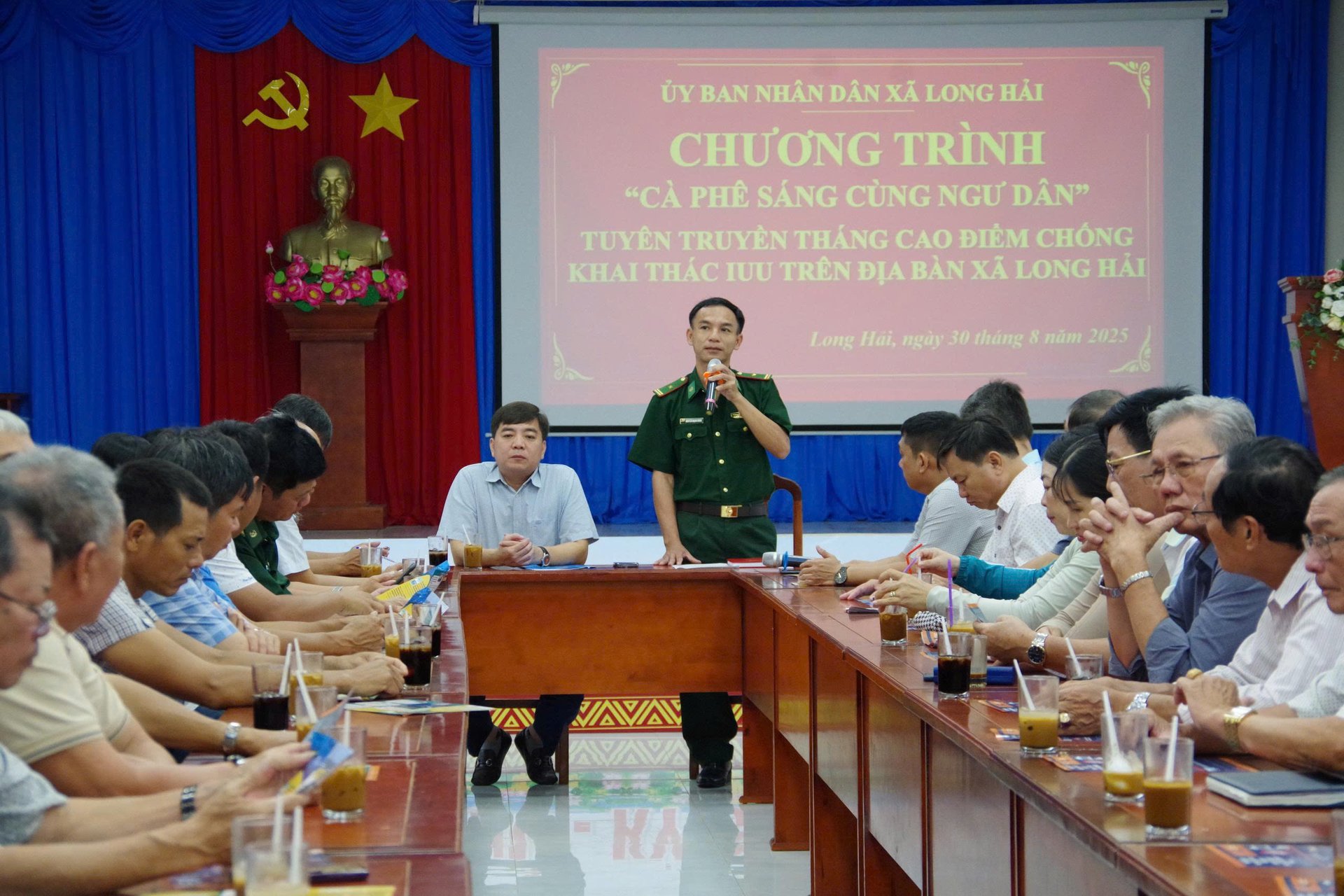 Thiếu tá Nguyễn Mạnh Hùng, Chính trị viên Đồn Biên phòng Phước Tỉnh đã thông tin về một số vấn đề có liên quan đến hoạt động khai thác thủy sản trong chương trình cà phê sáng cùng ngư dân xã Long Hải. Ảnh: Văn Danh. Thiếu tá Nguyễn Mạnh Hùng, Chính trị viên Đồn Biên phòng Phước Tỉnh đã thông tin về một số vấn đề có liên quan đến hoạt động khai thác thủy sản trong chương trình cà phê sáng cùng ngư dân xã Long Hải. Ảnh: Văn Danh.