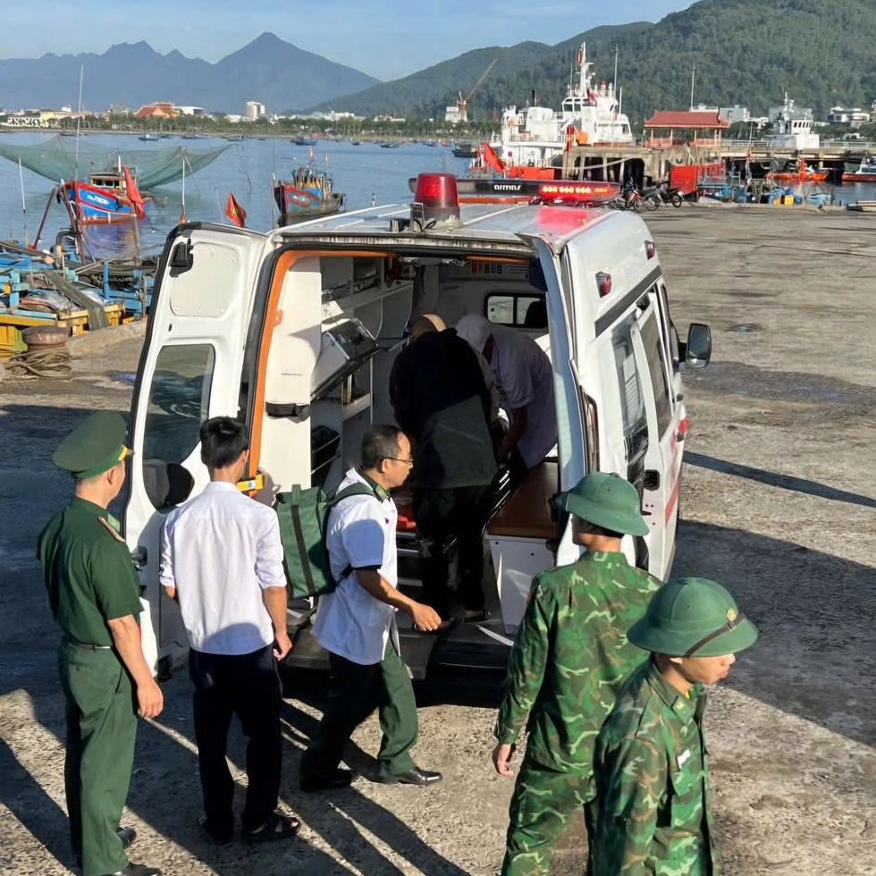 Ngư dân bị cáp tời đập vào đầu nguy kịch, được đưa về bờ cấp cứu- Ảnh 3.