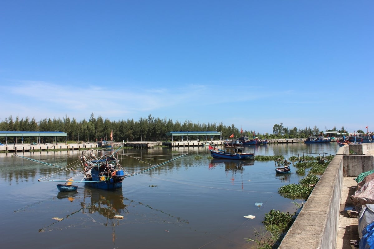 Cảng cá Hồng Triều vẫn dở dang sau nhiều năm triển khai nâng cấp, mở rộng. Ảnh: Lan Anh.