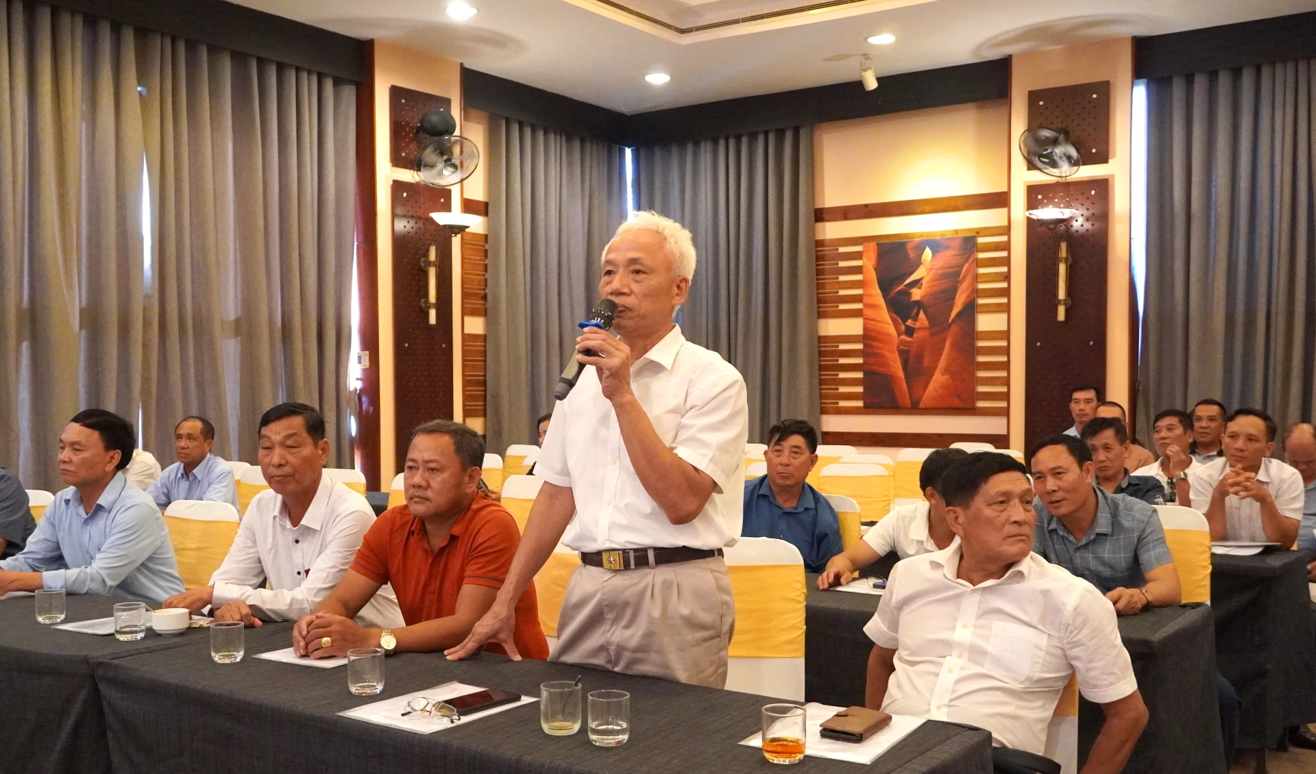 Tổ trưởng tổ dân phố Mỹ Cảnh, phường Đồng Hới Nguyễn Ngọc Ngo tham gia ý kiến tại hội nghị tuyên truyền về biên giới biển năm 2025 - Ảnh: H.TR