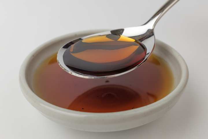 Hạn sử dụng của nước mắm trung bình dao động từ 12 đến 24 tháng, tuỳ theo độ đạm, cách sản xuất và điều kiện bảo quản. (Ảnh: TasteAtlas)