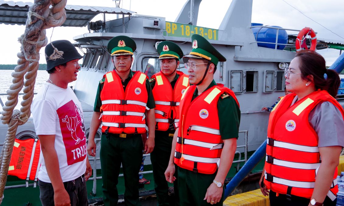 Ngành chức năng thường xuyên tuyên truyền cho ngư dân về công tác chống khai thác IUU. Ảnh: Văn Long