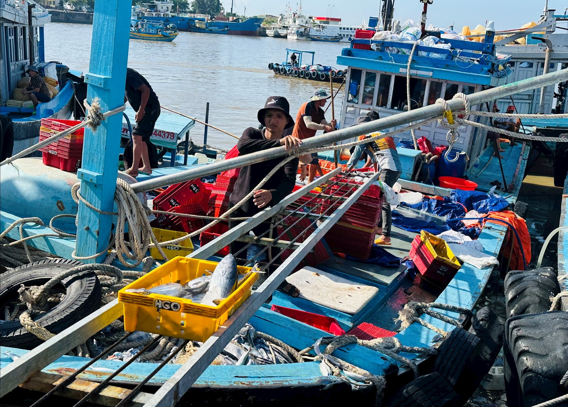 Tàu thuyền về bờ sau chuyến ra khơi đánh bắt.