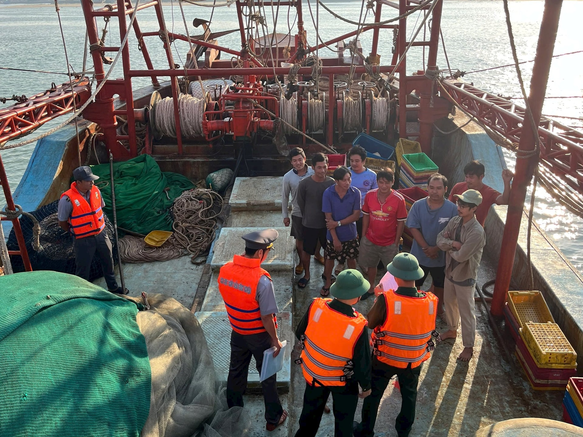 Lực lượng chức năng kiểm tra tàu cá về các quy định chống khai thác IUU