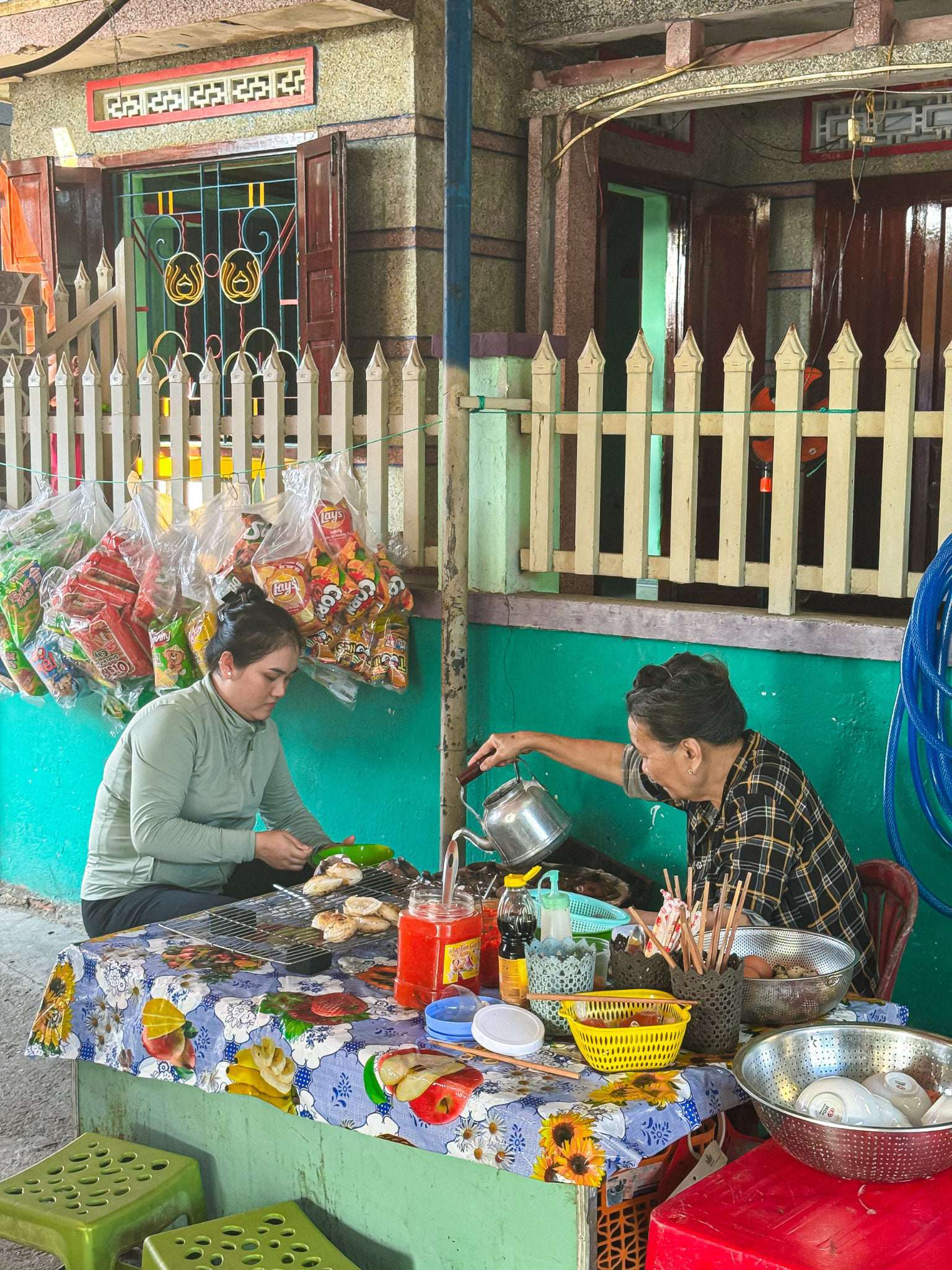 Hàng quán trên đảo khiến du khách như trở về tuổi thơ. Ảnh: Tuấn Tú
