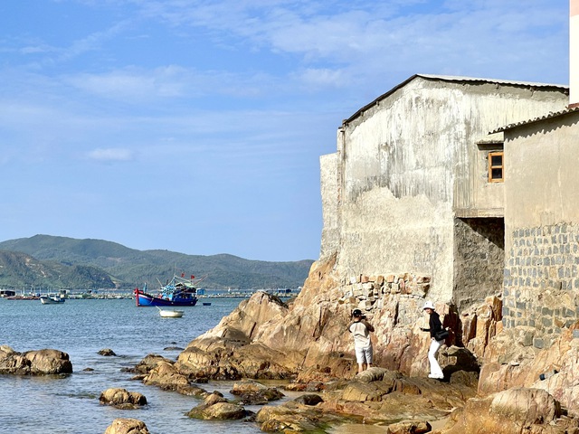 Những ngôi làng tuyệt đẹp ven biển: Làng chài cổ độc đáo bên vịnh Xuân Đài- Ảnh 7.